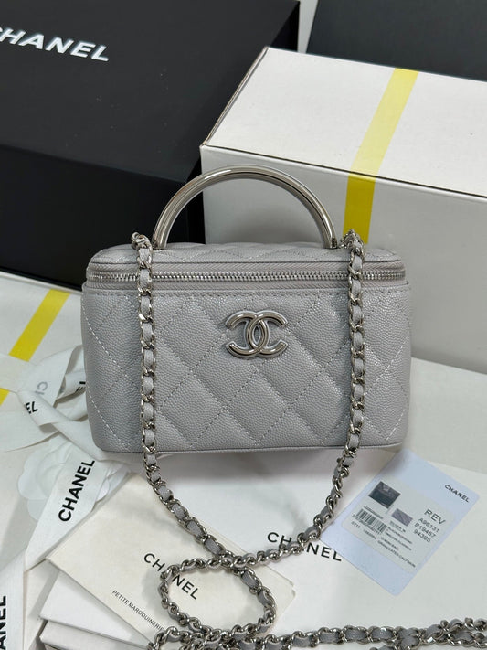 Trousse de toilette CC 25P 17 cm en cuir gris clair, accessoires argentés 243466