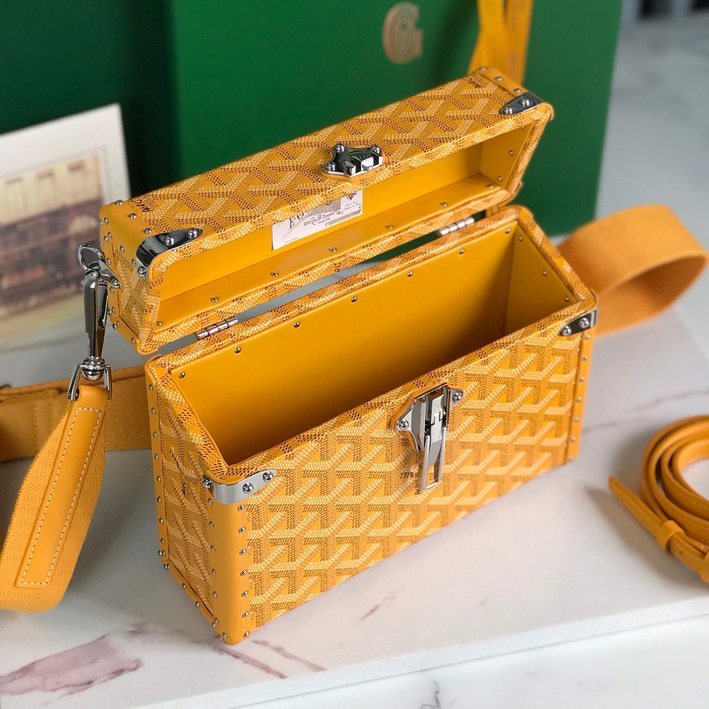 SAC COFFRE CASSETTE 21 EN TOILE GOYARDINE JAUNE ET CUIR DE VACHE CLAMECY
