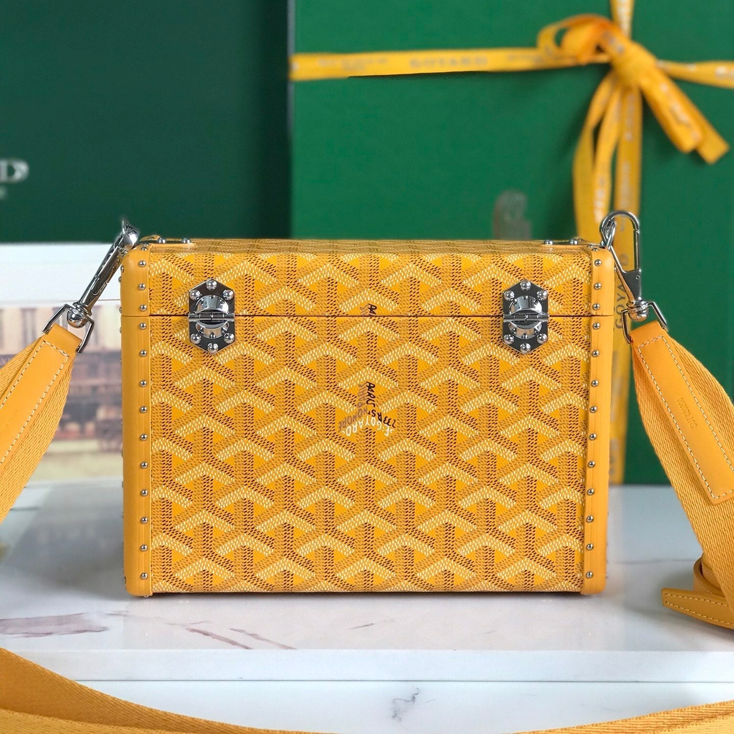SAC COFFRE CASSETTE 21 EN TOILE GOYARDINE JAUNE ET CUIR DE VACHE CLAMECY