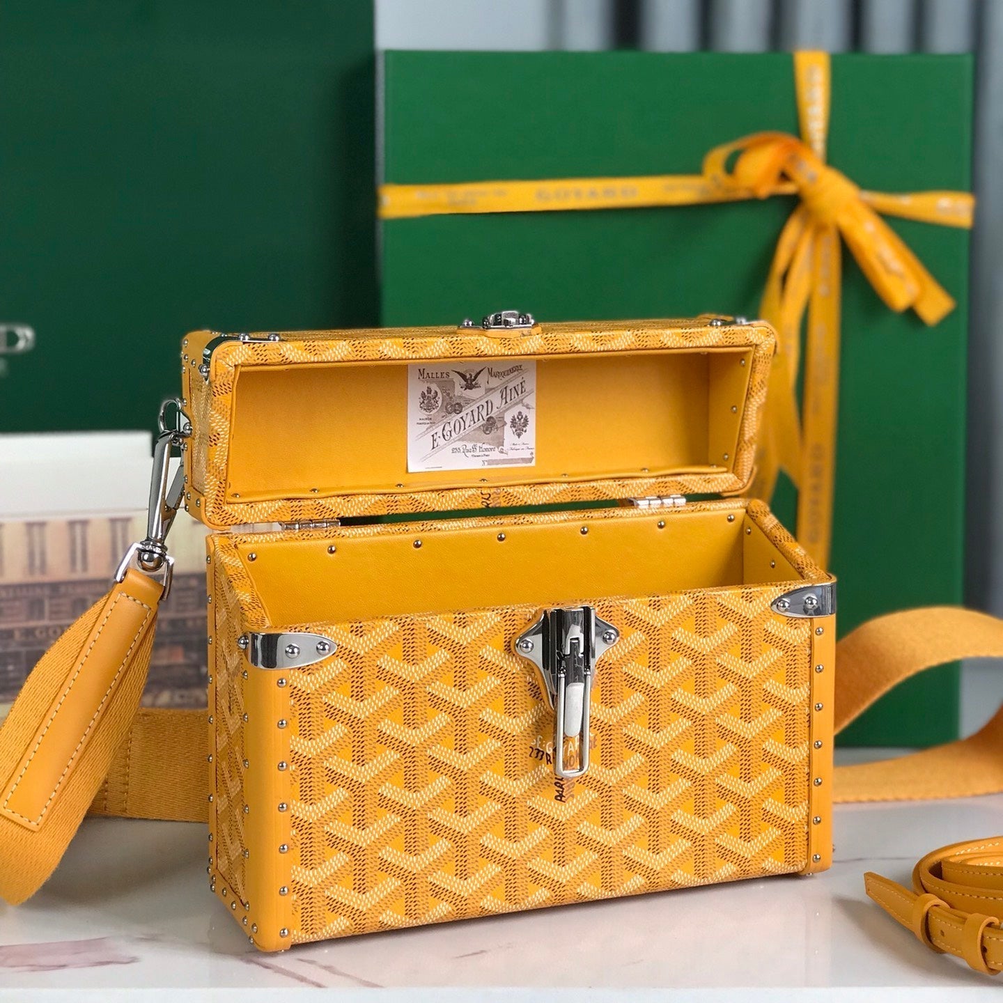 SAC COFFRE CASSETTE 21 EN TOILE GOYARDINE JAUNE ET CUIR DE VACHE CLAMECY