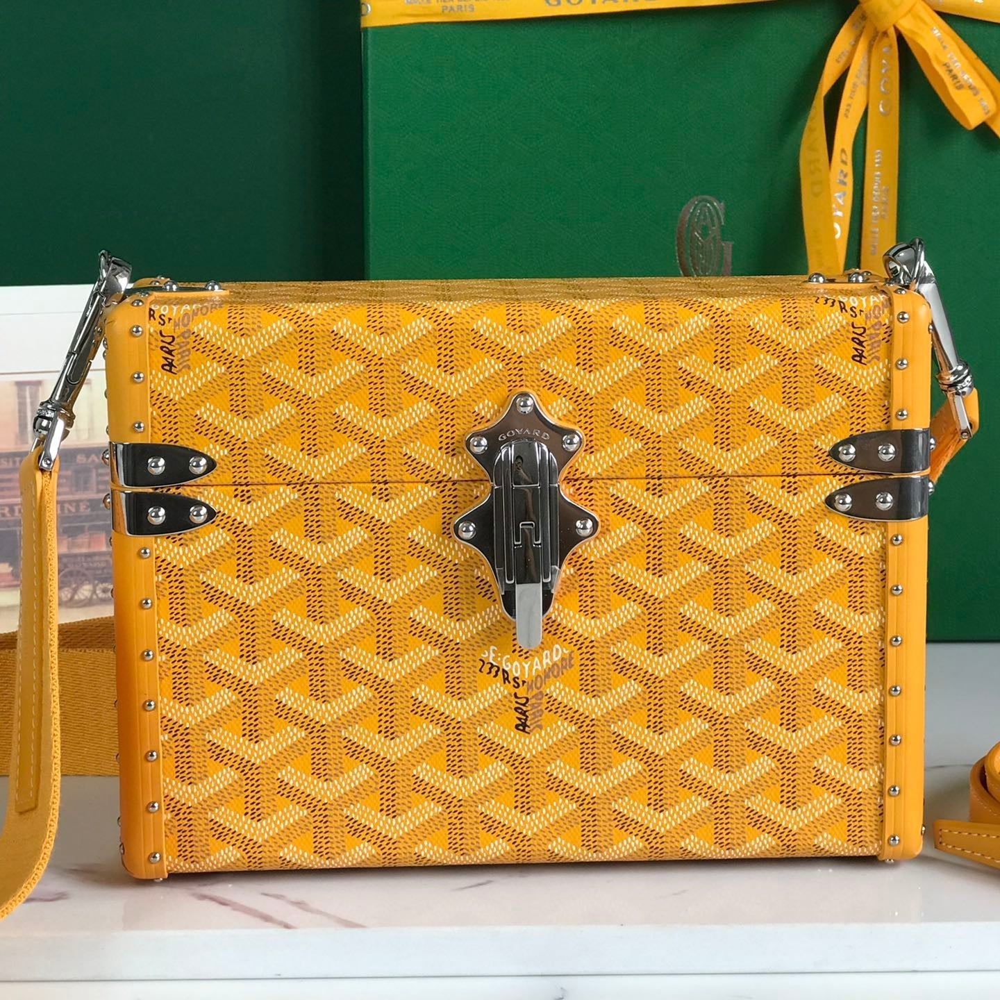 SAC COFFRE CASSETTE 21 EN TOILE GOYARDINE JAUNE ET CUIR DE VACHE CLAMECY