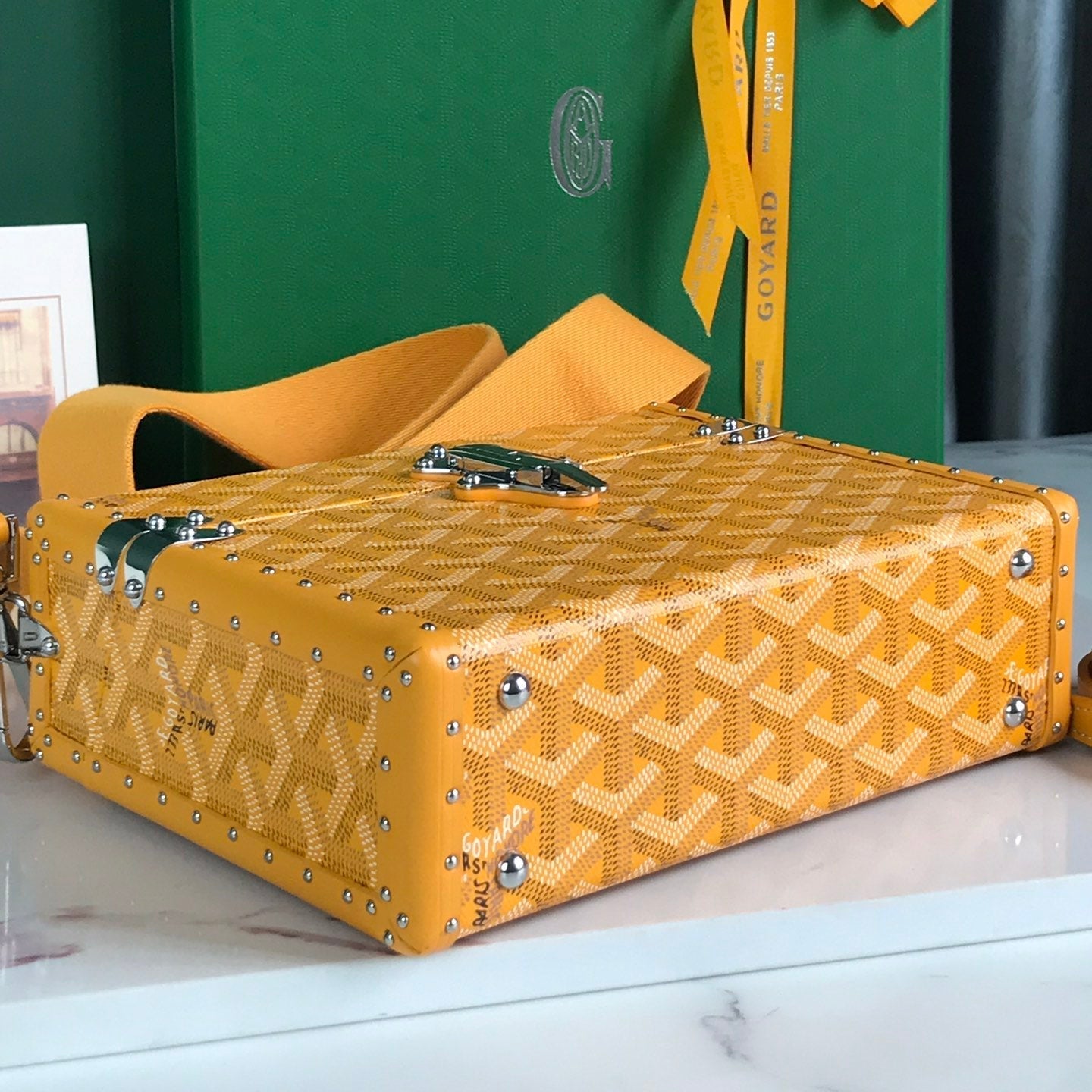 SAC COFFRE CASSETTE 21 EN TOILE GOYARDINE JAUNE ET CUIR DE VACHE CLAMECY
