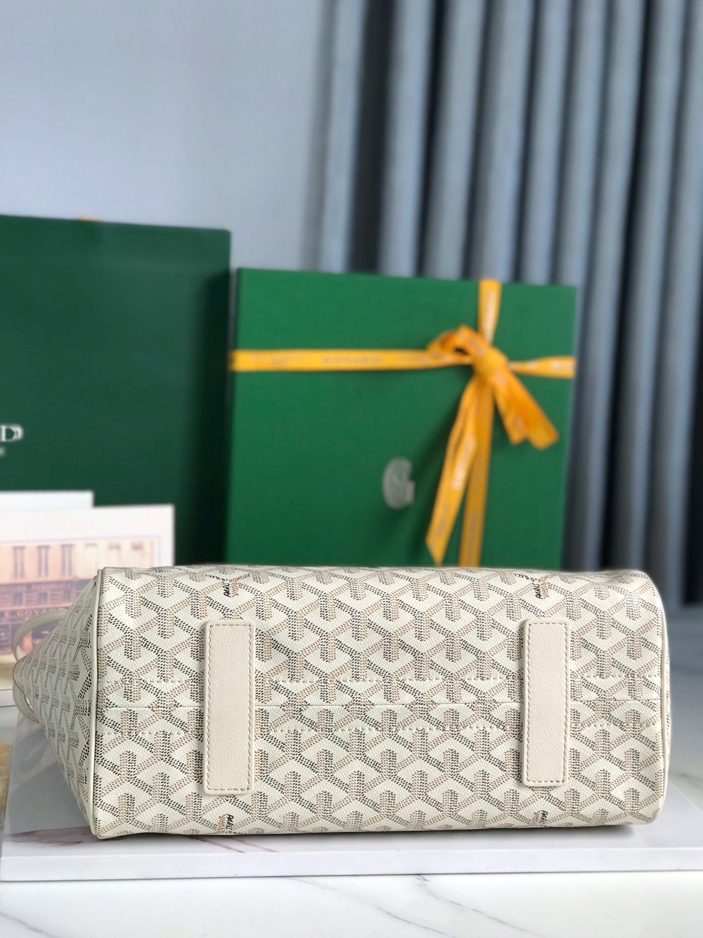 SAC ROUETTE SOUPLE 30 EN TOILE GOYARDINE BLANCHE ET CUIR DE VEAU