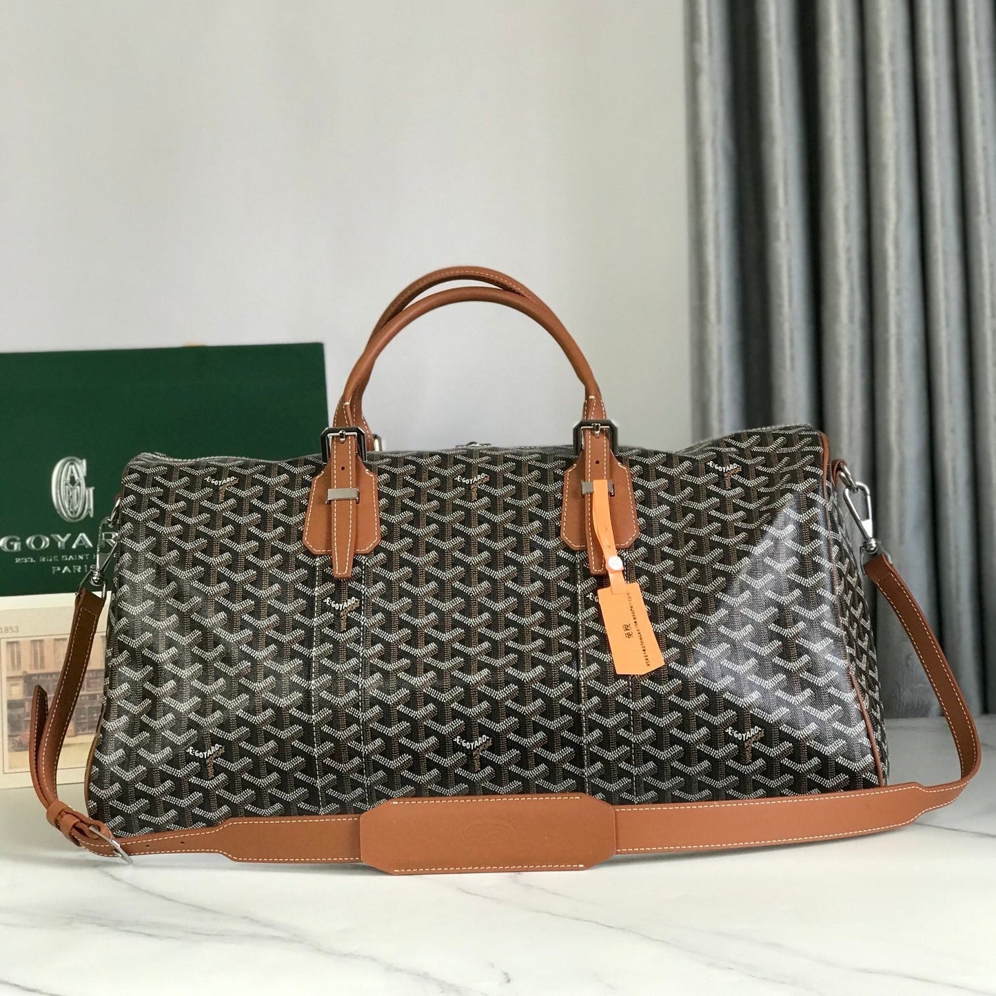 SAC BOSTON 50 EN TOILE GOYARDINE NOIRE ET GARNITURES EN CUIR DE VEAU BRUN