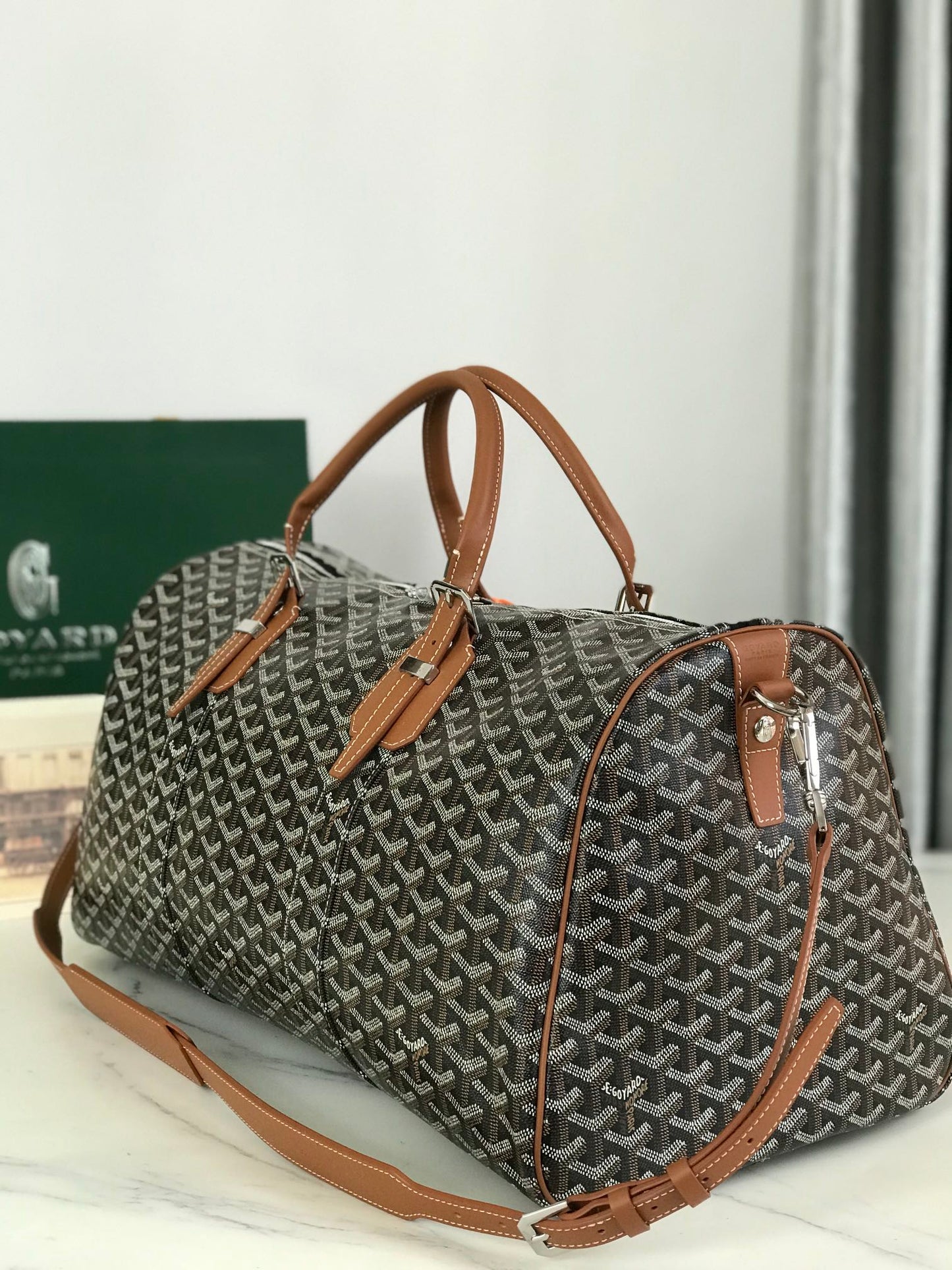 SAC BOSTON 50 EN TOILE GOYARDINE NOIRE ET GARNITURES EN CUIR DE VEAU BRUN