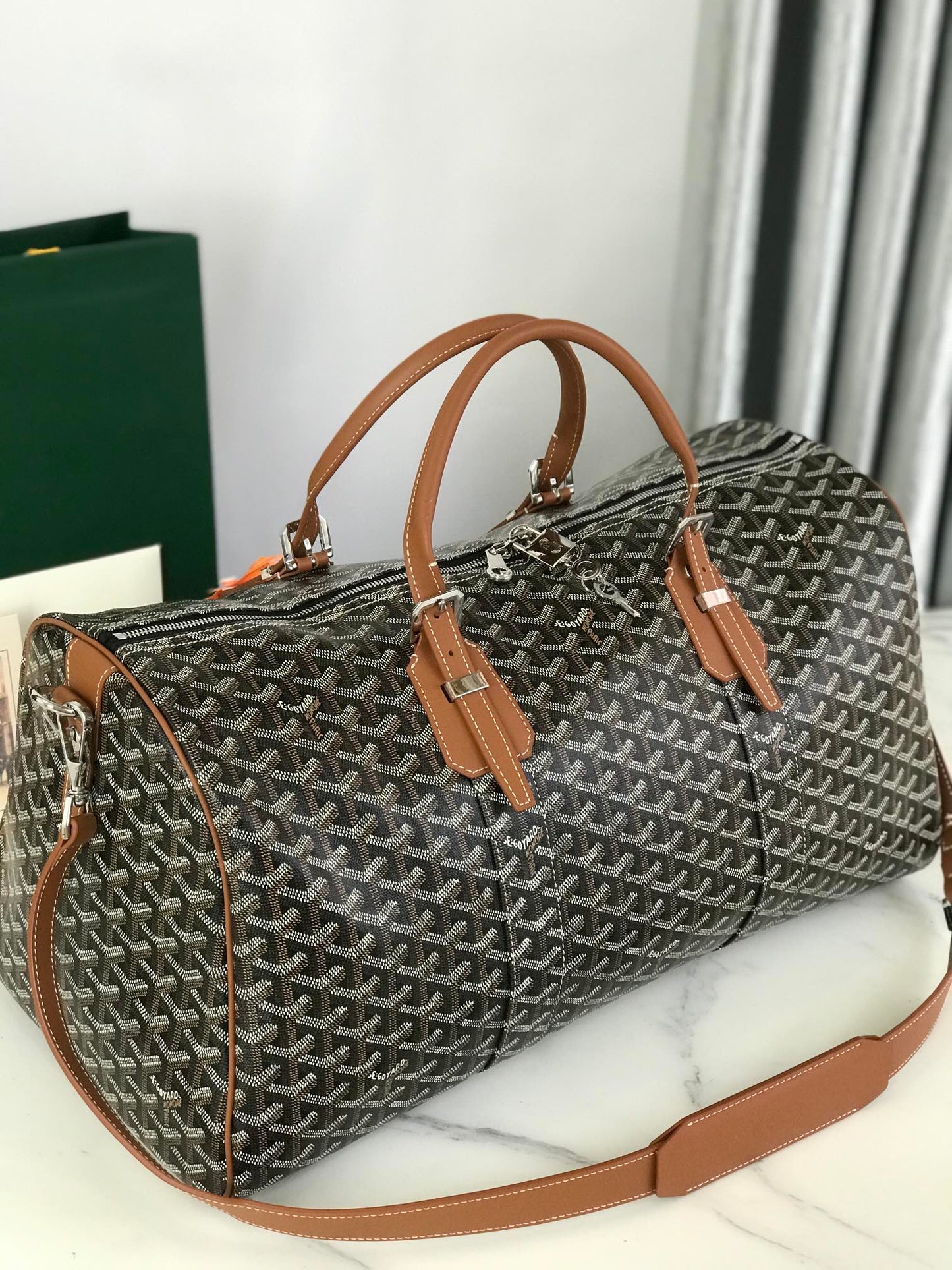 SAC BOSTON 50 EN TOILE GOYARDINE NOIRE ET GARNITURES EN CUIR DE VEAU BRUN