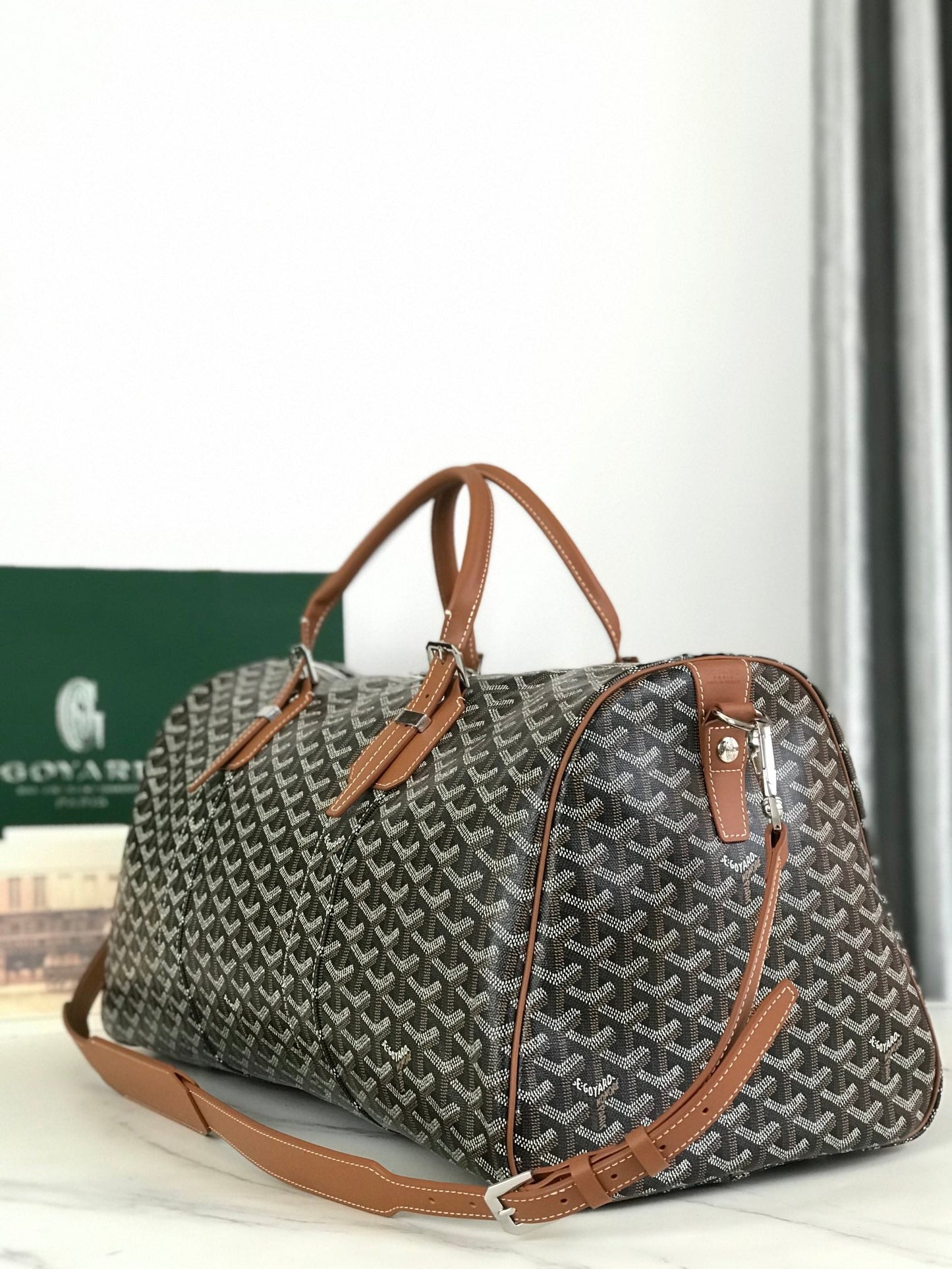 SAC BOSTON 50 EN TOILE GOYARDINE NOIRE ET GARNITURES EN CUIR DE VEAU BRUN