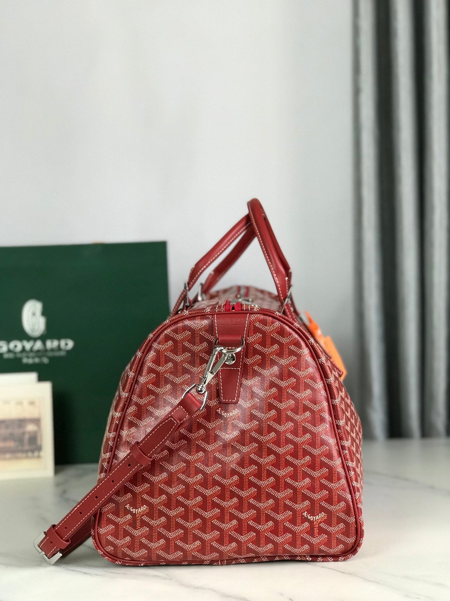 SAC BOSTON 50 EN TOILE GOYARDINE ROUGE ET GARNITURES EN CUIR DE VEAU