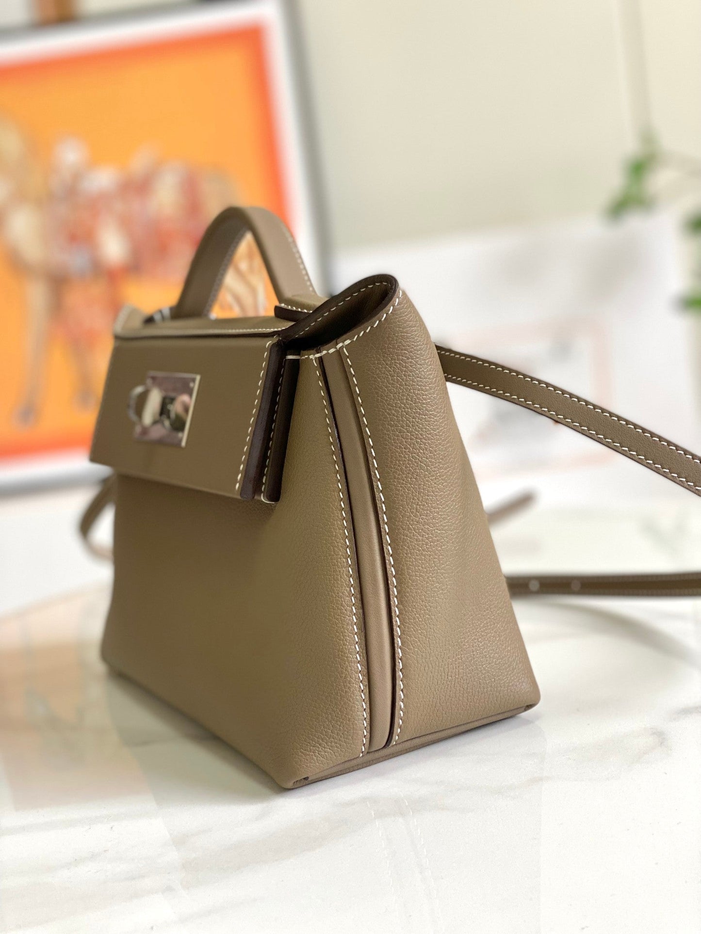 Mini sac HM 24/24 21 cm en cuir étoupe Evercolor, finitions argentées
