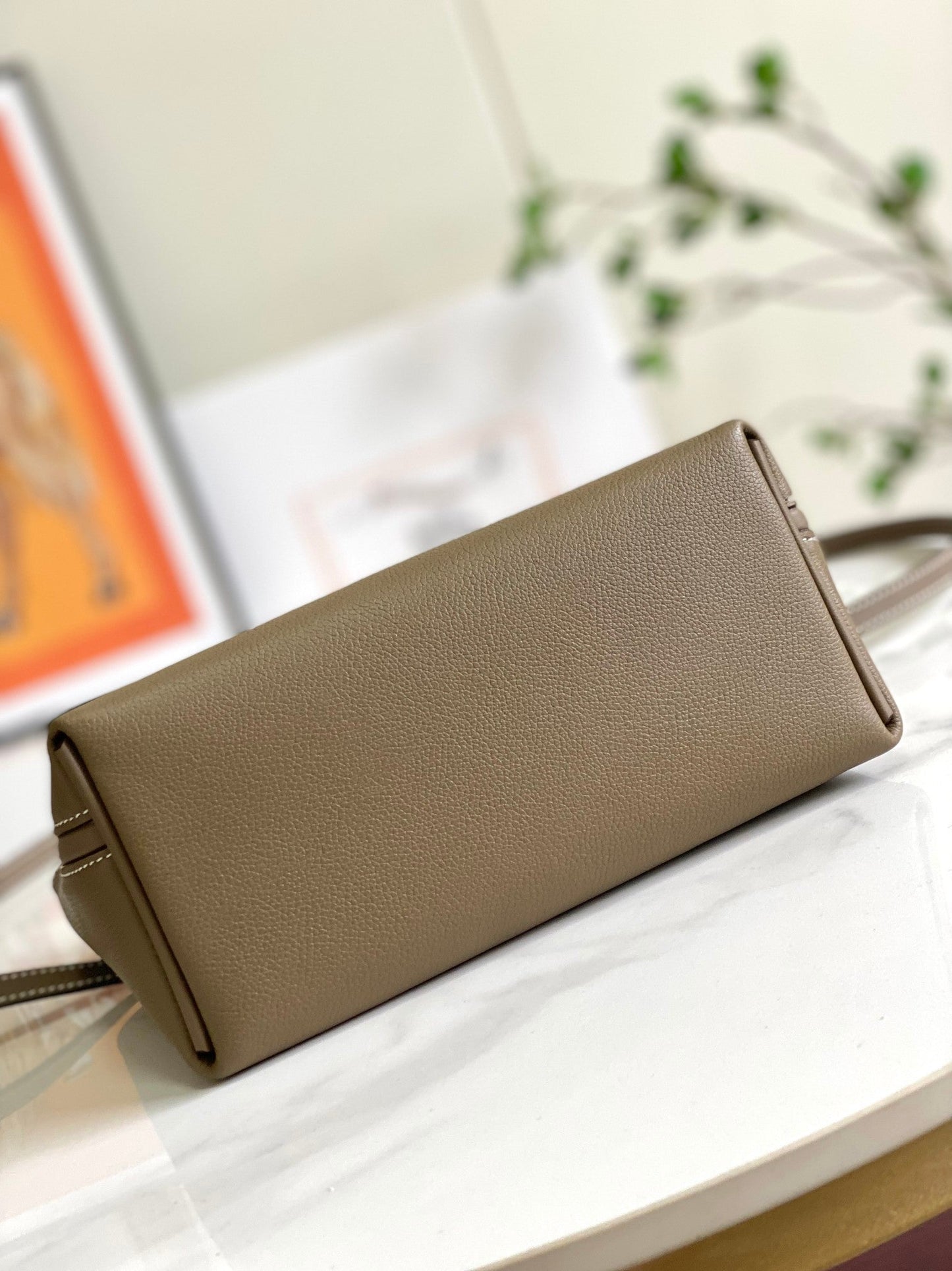 Mini sac HM 24/24 21 cm en cuir étoupe Evercolor, finitions argentées