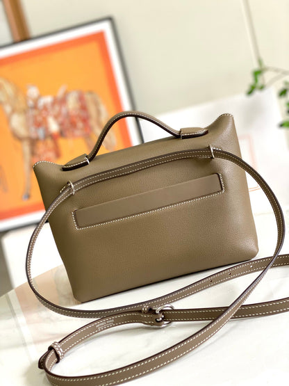 Mini sac HM 24/24 21 cm en cuir étoupe Evercolor, finitions argentées