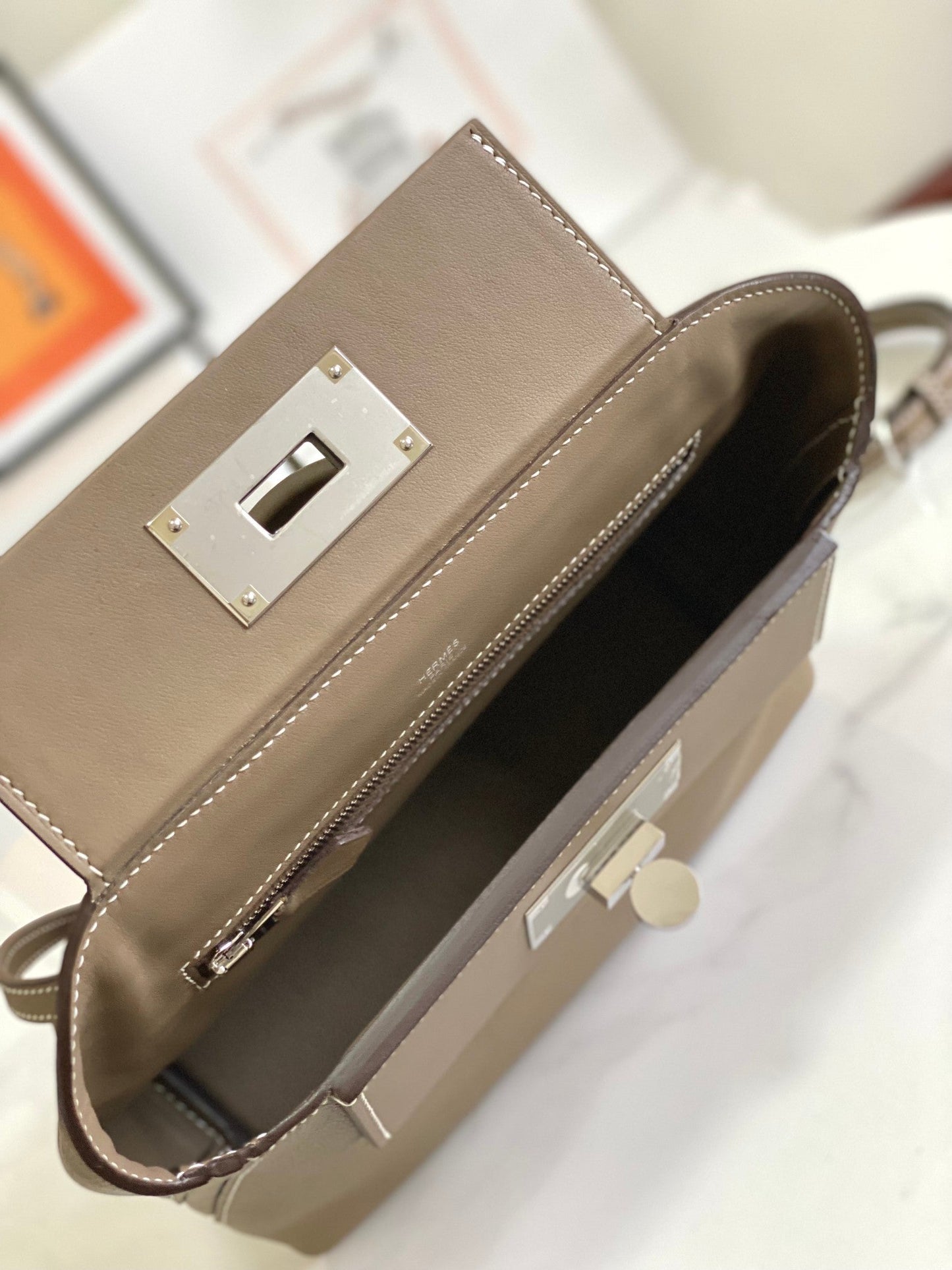 Mini sac HM 24/24 21 cm en cuir étoupe Evercolor, finitions argentées