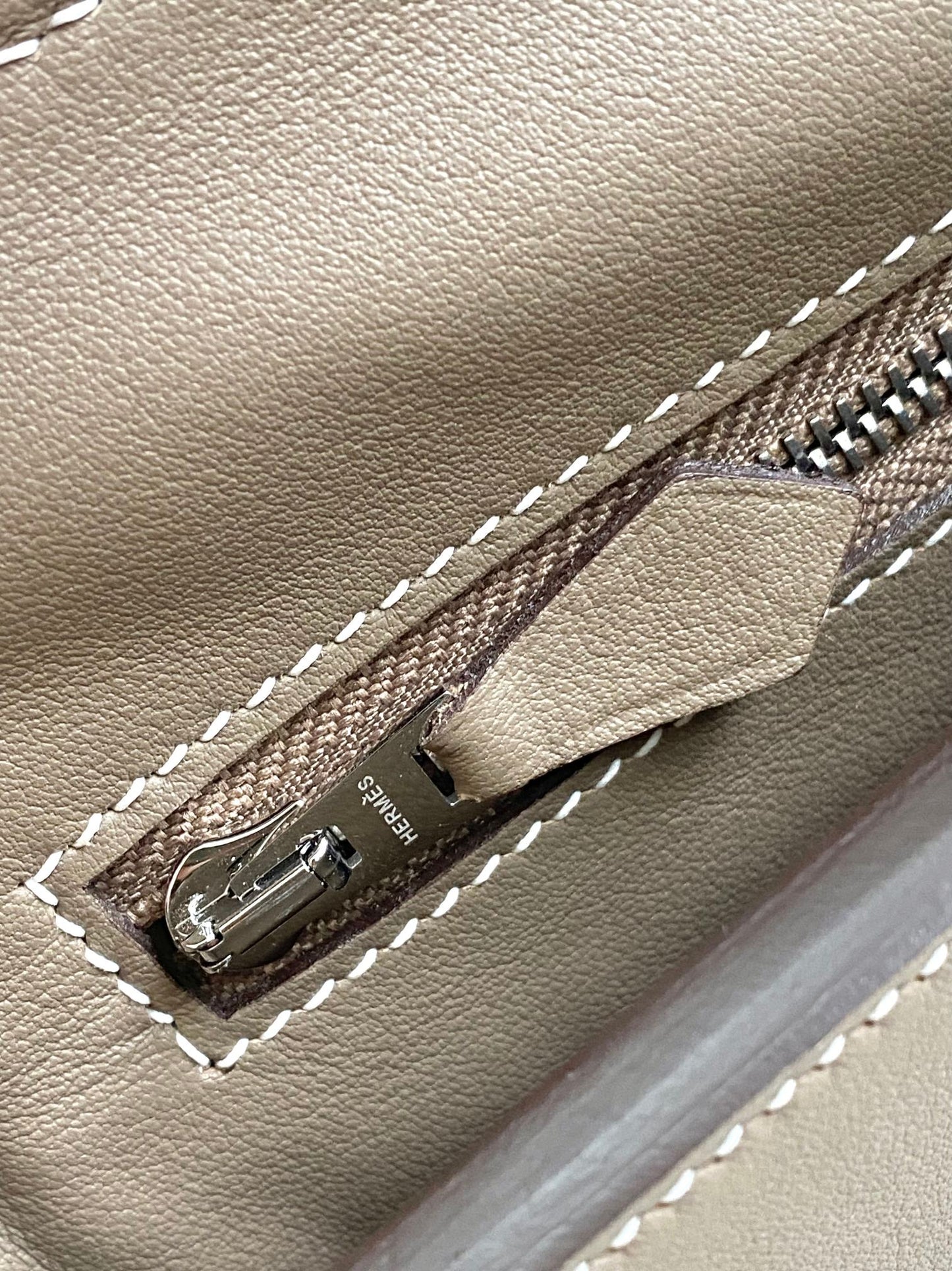 Mini sac HM 24/24 21 cm en cuir étoupe Evercolor, finitions argentées