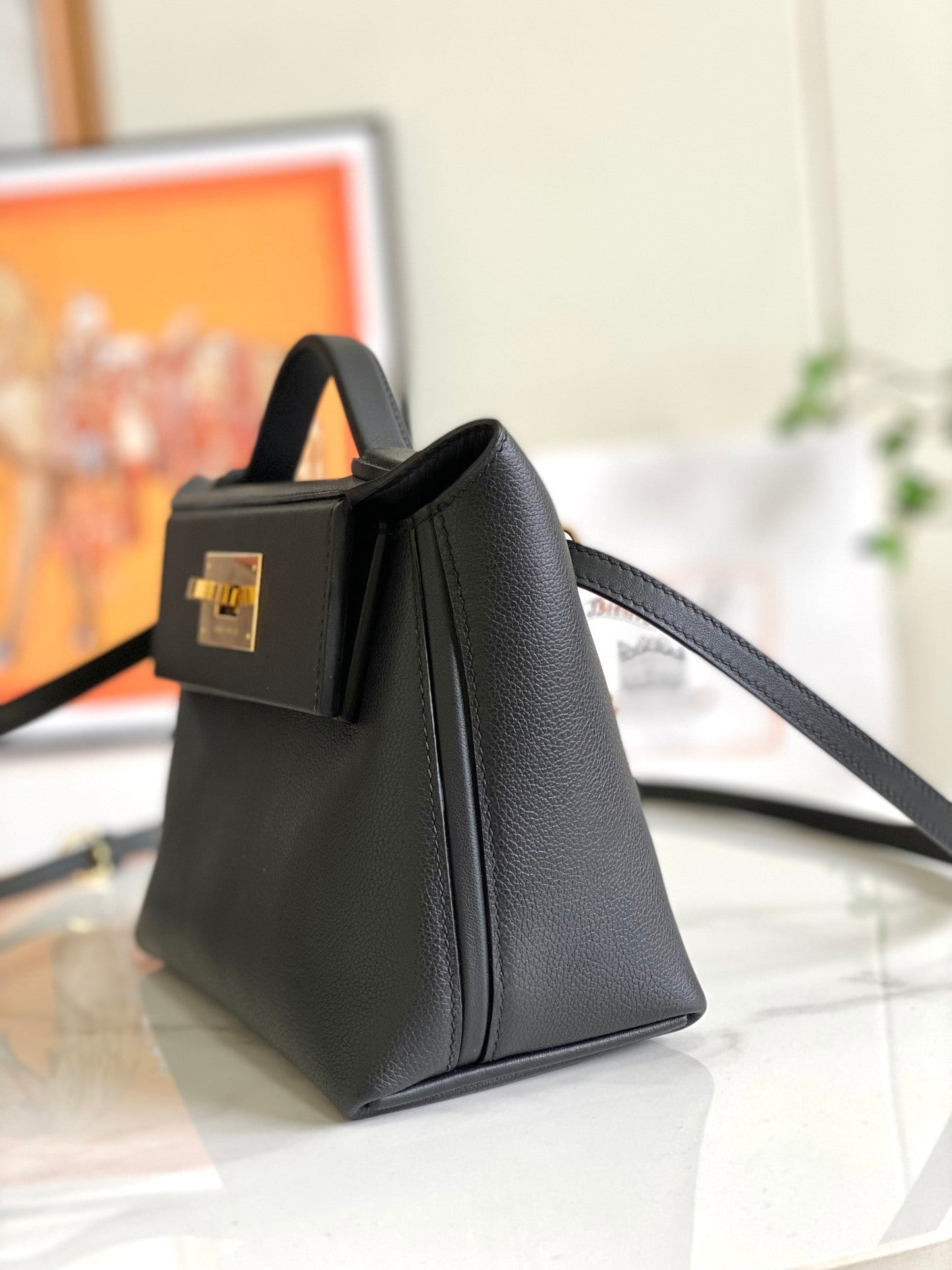 Mini sac HM 24/24 21 cm en cuir noir Evercolor, finitions dorées