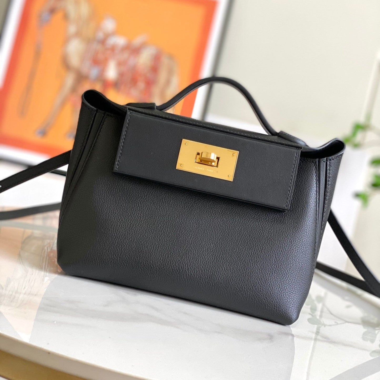 Mini sac HM 24/24 21 cm en cuir noir Evercolor, finitions dorées