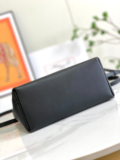 Mini sac HM 24/24 21 cm en cuir noir Evercolor, finitions dorées