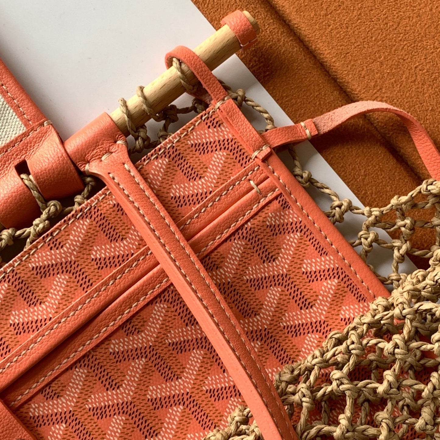 SAC ALIGRE 40 EN RAPHIA TRESSÉ ET CUIR DE VEAU ROUGE ORANGE
