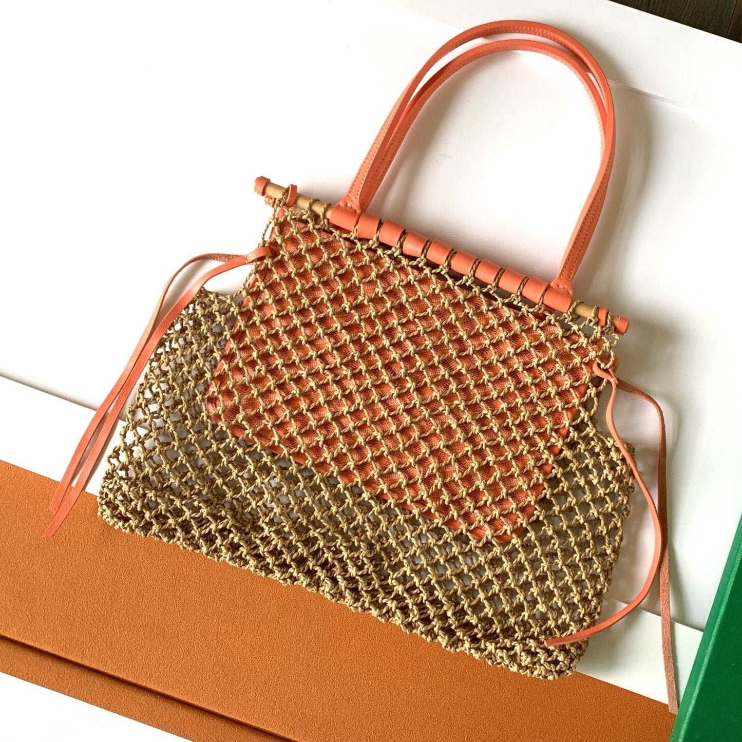 SAC ALIGRE 40 EN RAPHIA TRESSÉ ET CUIR DE VEAU ROUGE ORANGE
