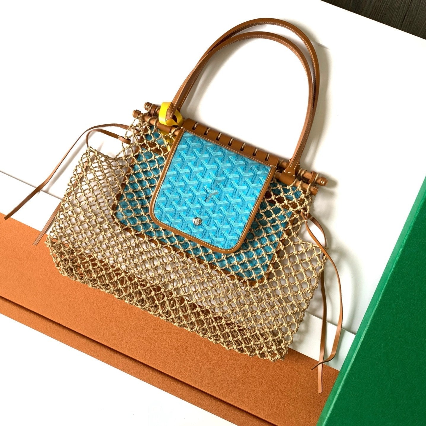 SAC ALIGRE 40 EN RAPHIA TISSÉ ET CUIR DE VEAU BLEU BÉBÉ