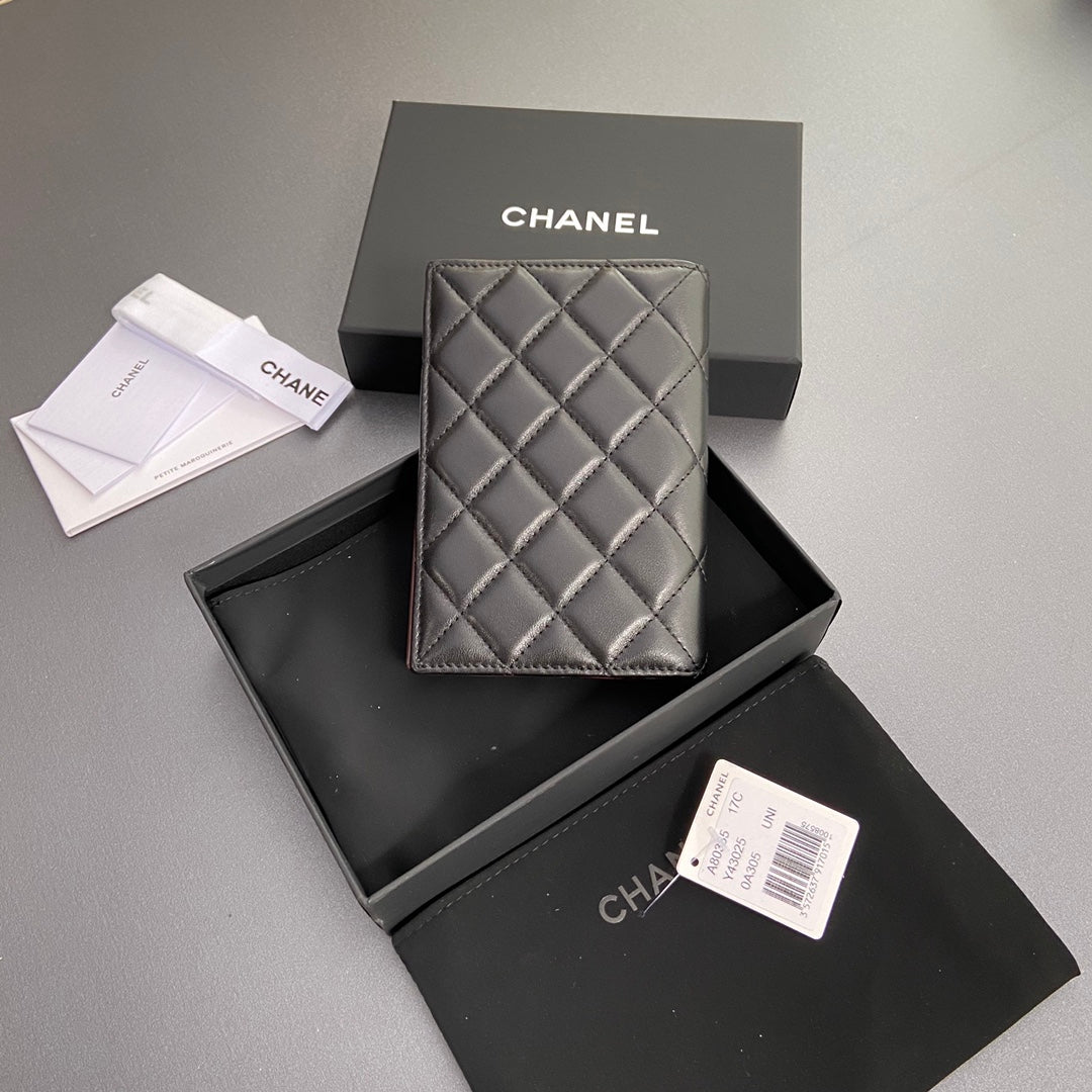 CCパスポート 10cm ブラック ラムスキン シルバー金具