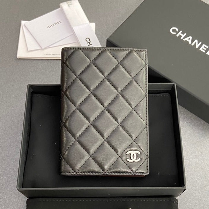 CCパスポート 10cm ブラック ラムスキン シルバー金具
