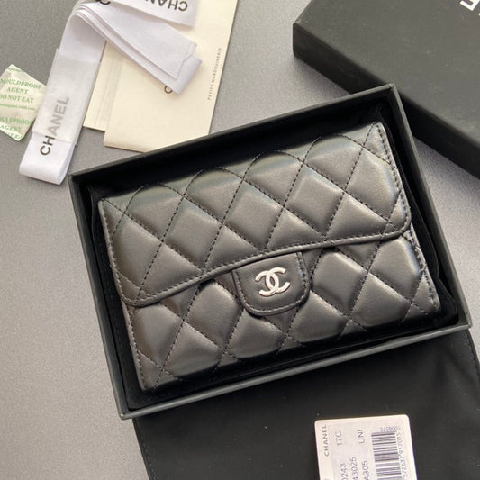 Portefeuille CC 15 cm en cuir d'agneau noir et métal argenté
