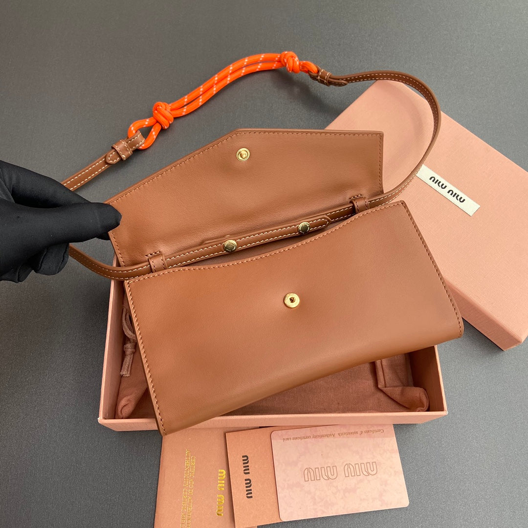 Portefeuille Miu avec logo sur chaîne, 19 lettres, cuir de veau cognac 240409