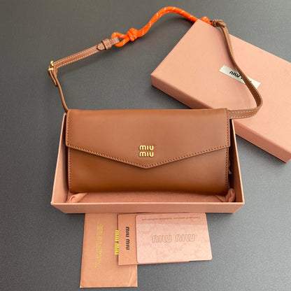 Portefeuille Miu avec logo sur chaîne, 19 lettres, cuir de veau cognac 240409