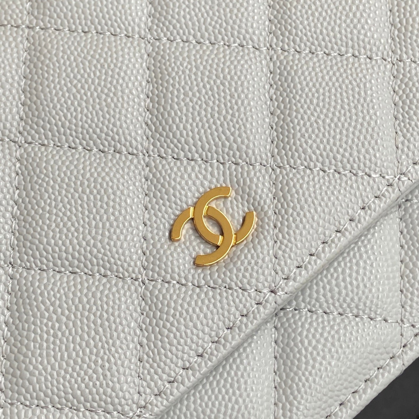 Portefeuille CC avec chaîne 20 cm en cuir caviar blanc, finitions dorées 240157