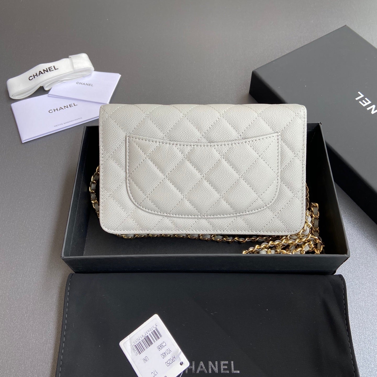 Portefeuille CC avec chaîne 20 cm en cuir caviar blanc, finitions dorées 240157