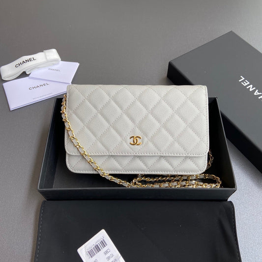Portefeuille CC avec chaîne 20 cm en cuir caviar blanc, finitions dorées 240157