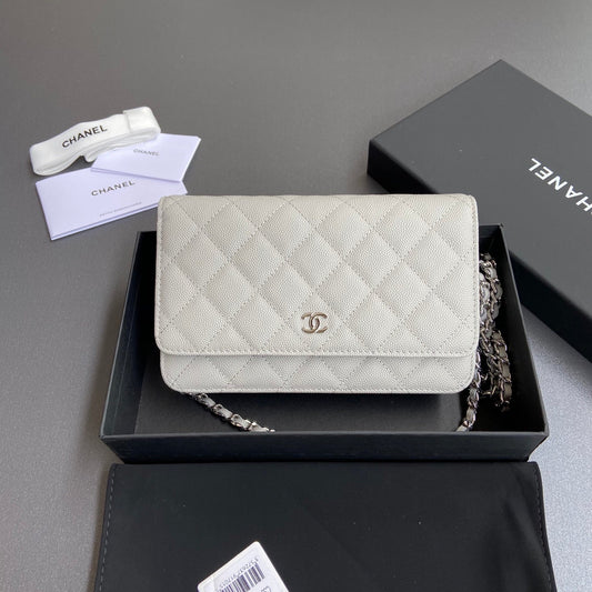 Portefeuille CC avec chaîne 20 cm en cuir caviar blanc, accessoires argentés 240159