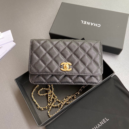 Portefeuille CC avec chaîne 20 cm en cuir caviar noir, finitions dorées 240164