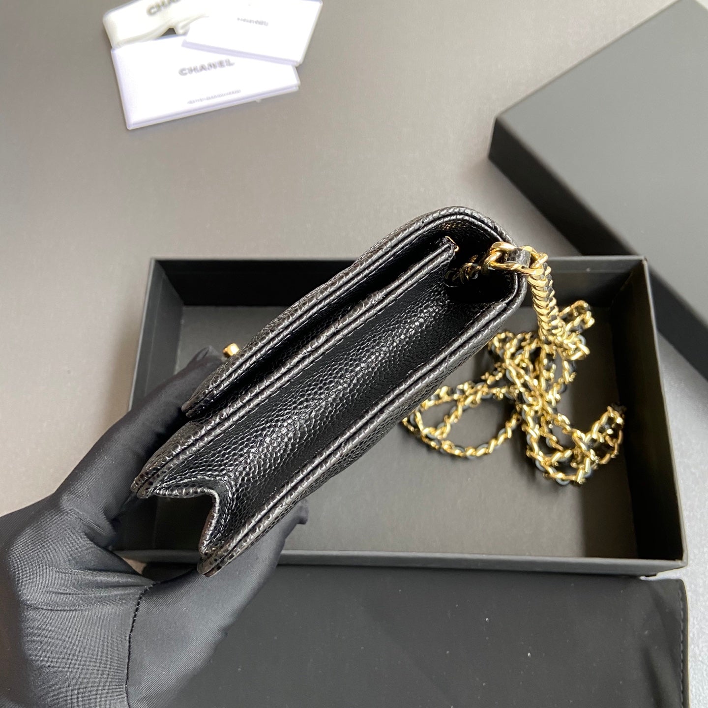 Portefeuille CC avec chaîne 20 cm en cuir caviar noir, finitions dorées 240164