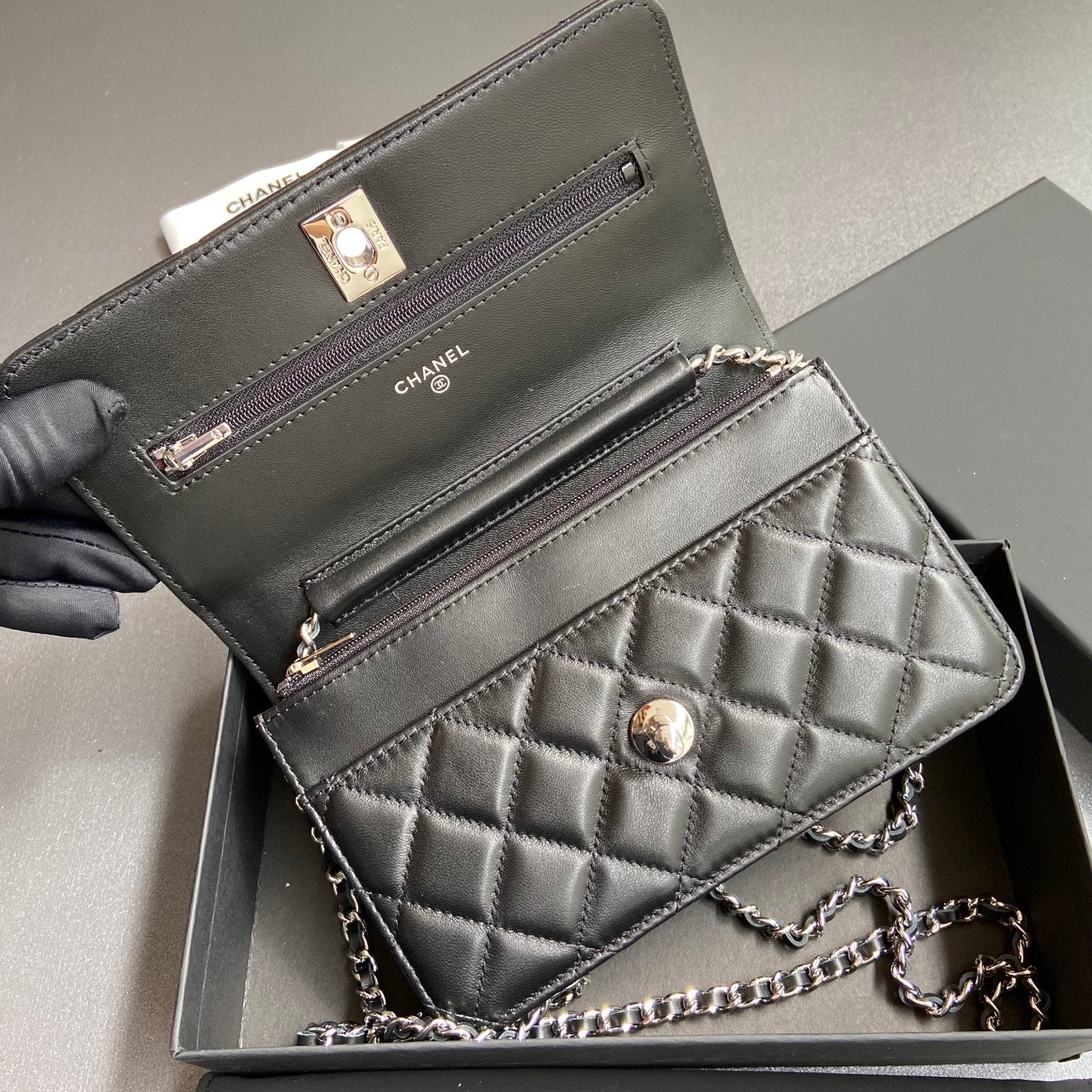 CCウォレット オンチェーン 20cm ブラック ラムスキン ライトゴールド金具 240166