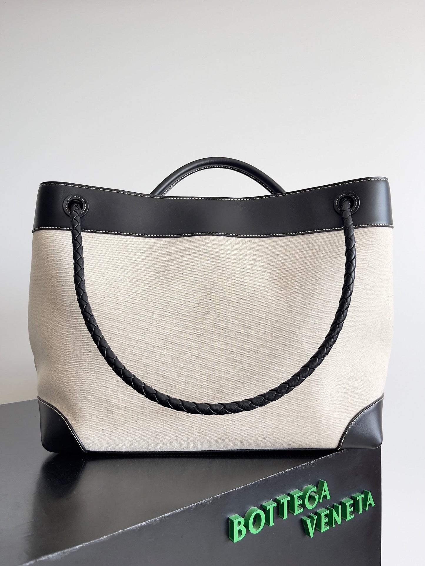 BV ラージ アンディアモ 45インチ ベージュ キャンバス ブラック カーフスキン 209025