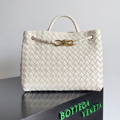 BV Medium Andiamo 32 en cuir d'agneau crème Ghw 209094