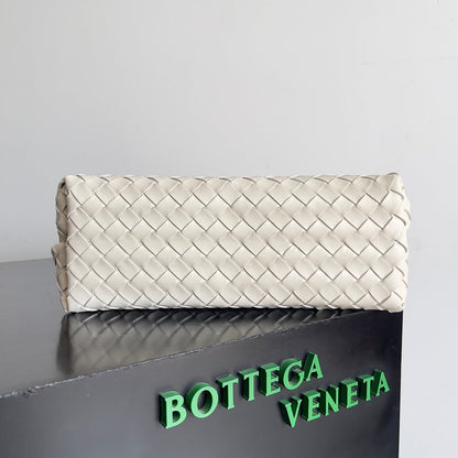 BV Medium Andiamo 32 en cuir d'agneau crème Ghw 209094