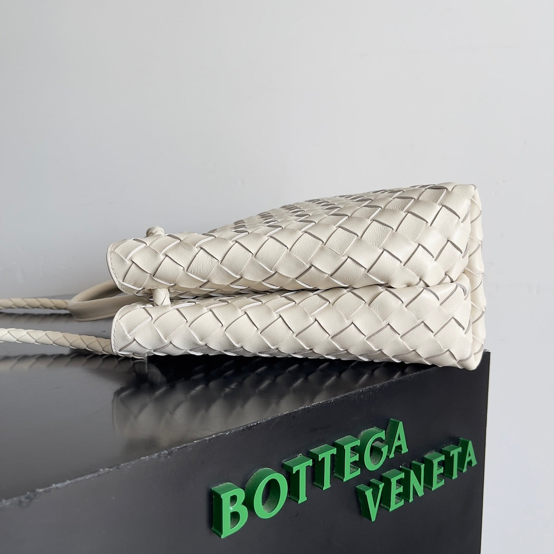BV Medium Andiamo 32 en cuir d'agneau crème Ghw 209094