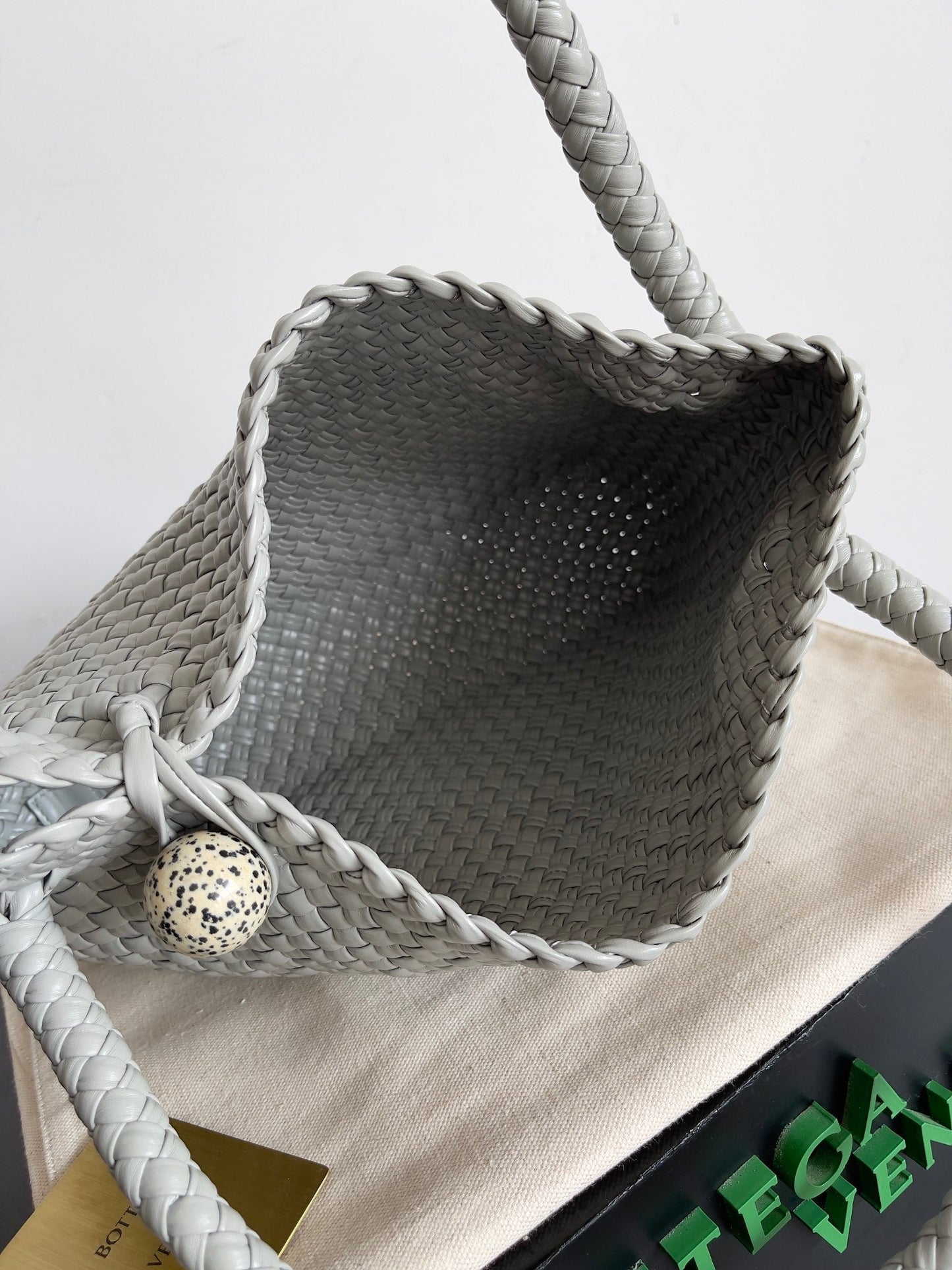 Sac BV Tosca 27 en cuir de veau gris 209074, meilleure version