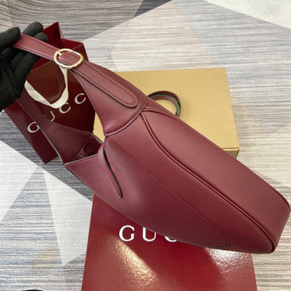 Grand sac bandoulière Jackie 40 en cuir de veau bordeaux et rouge, matériel doré