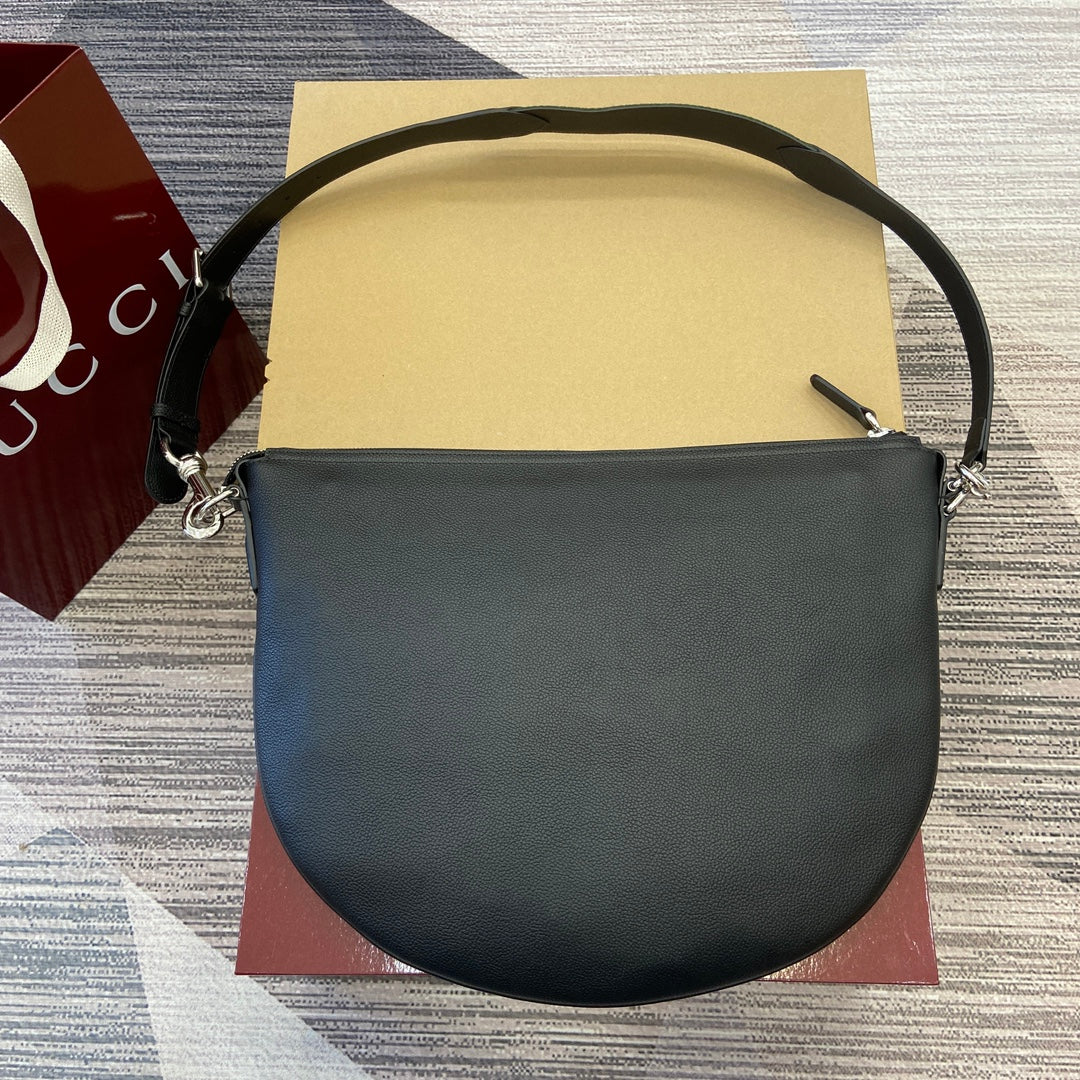 Sac bandoulière Body 40 en cuir de veau noir, accessoires argentés