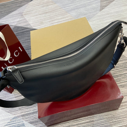 Sac bandoulière Body 40 en cuir de veau noir, accessoires argentés