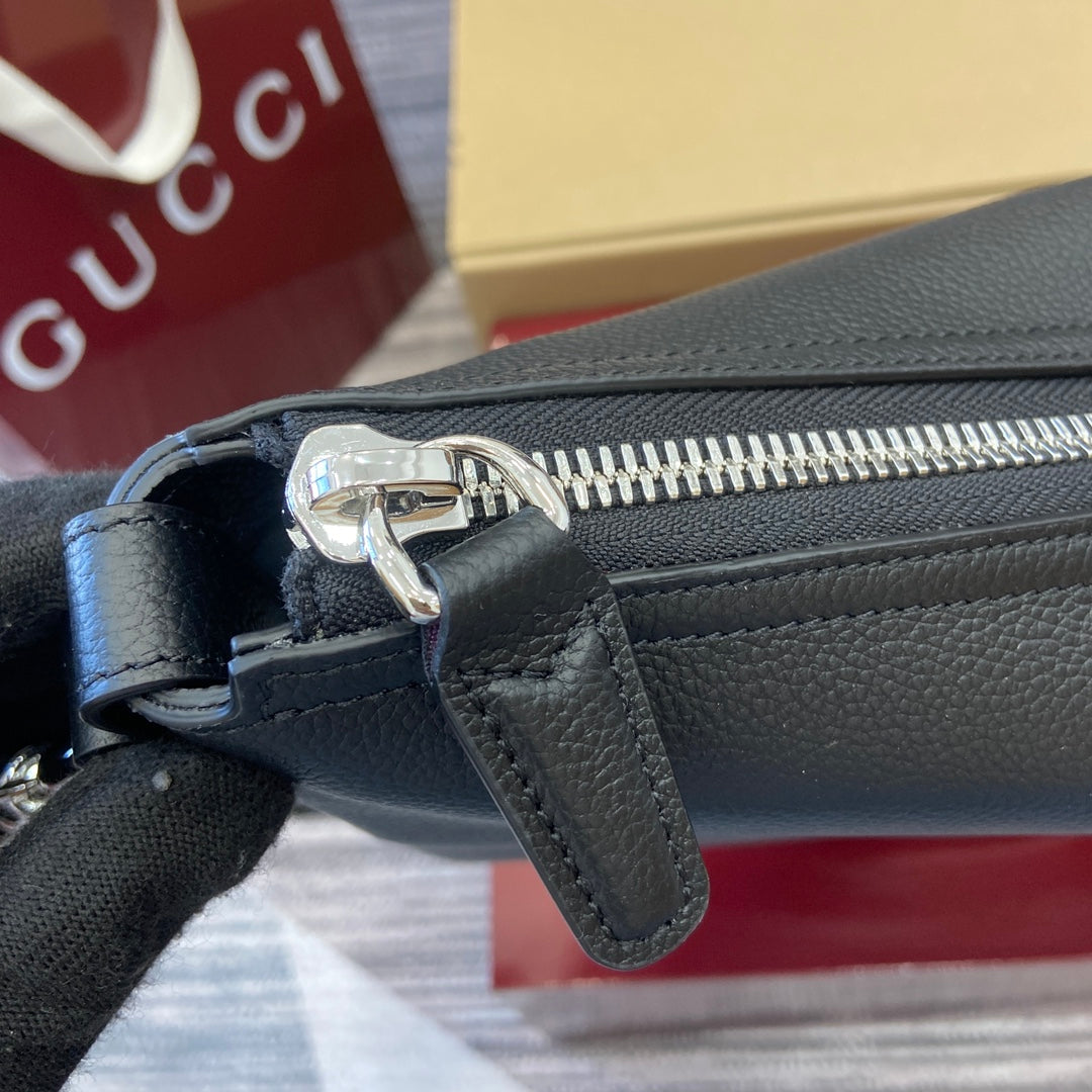 Sac bandoulière Body 40 en cuir de veau noir, accessoires argentés