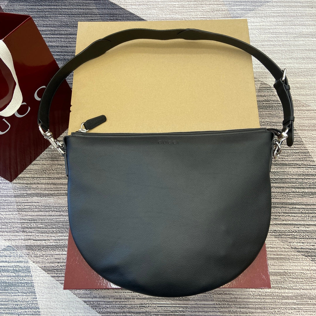 Sac bandoulière Body 40 en cuir de veau noir, accessoires argentés