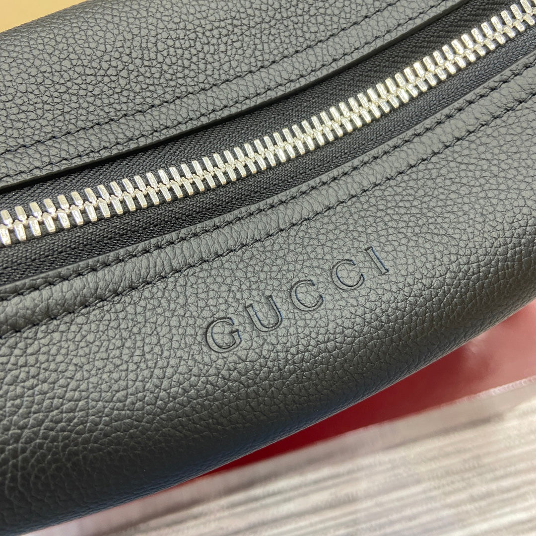 Sac bandoulière Body 40 en cuir de veau noir, accessoires argentés