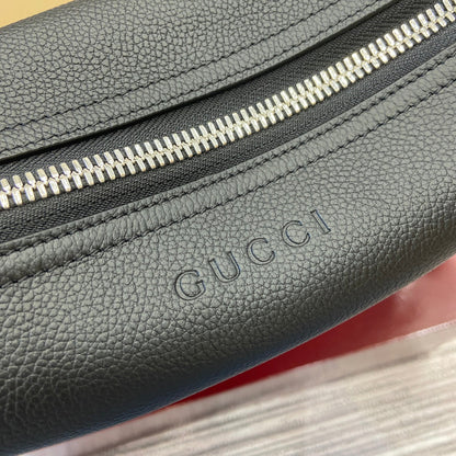 Sac bandoulière Body 40 en cuir de veau noir, accessoires argentés