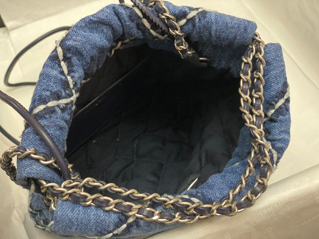 Sac à main CC HOBO 20 cm en denim avec quincaillerie argentée