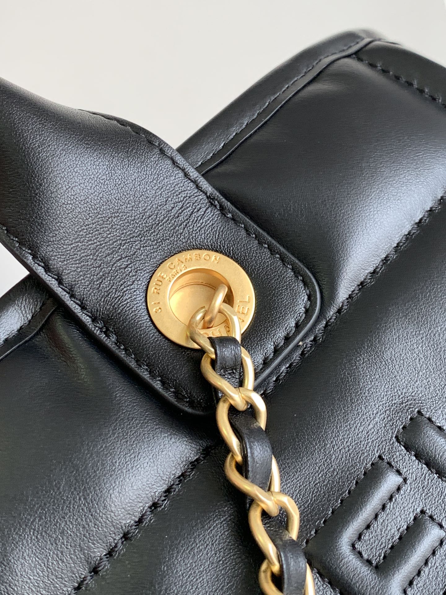 Sac cabas CC Medium Deauville 33 cm en cuir de veau noir GHW