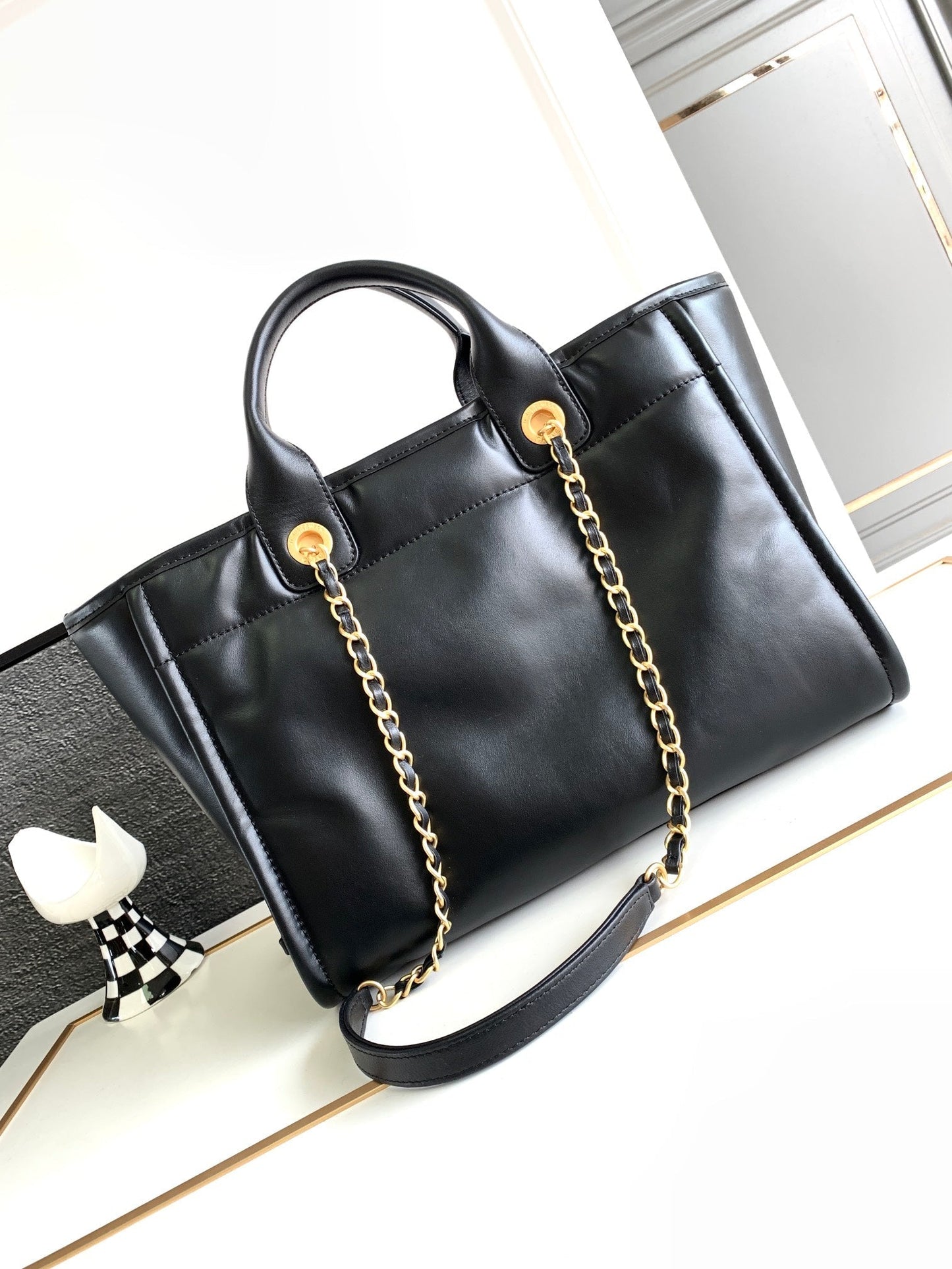 Sac cabas CC Medium Deauville 33 cm en cuir de veau noir GHW